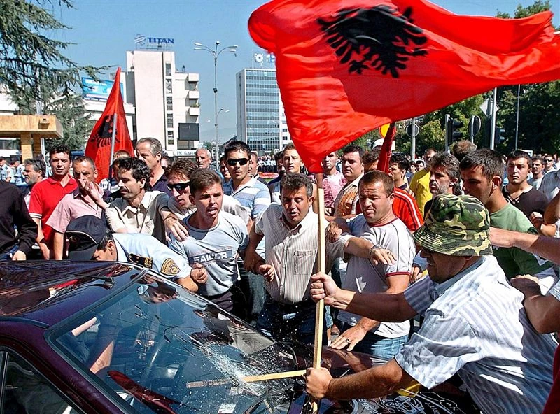 Φιμώνουν την άποψη – Kαταγγέλουν για ρατσιστική βία Ελληνα δημοσιογράφο: «Αλβανοί, ζώα που τους κάναμε ανθρώπους»